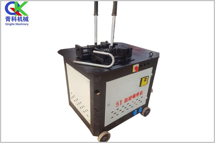 不銹鋼彎管機(jī)采用優(yōu)異不銹鋼制作及選用自主研發(fā)設(shè)計的齒輪變速箱傳動，經(jīng)久耐用、力度強