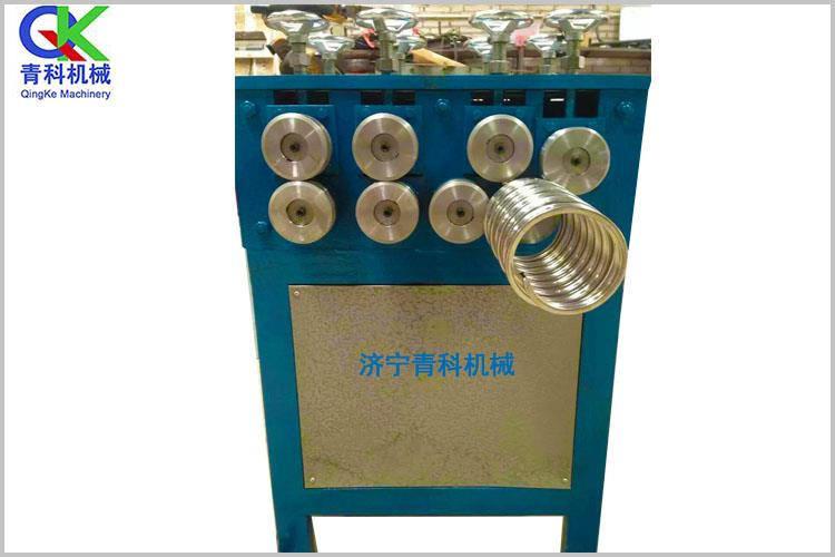 盤管機(jī)是要求壓出不同形態(tài)的管材，而管材對于不同形狀的要求就需要盤管機(jī)具有盤管機(jī)技術(shù)在不短更新改進(jìn)